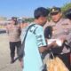 Polsek KPL Tano Gelar Bhakti Sosial, Bagikan 80 Nasi Kotak di Pelabuhan Poto Tano