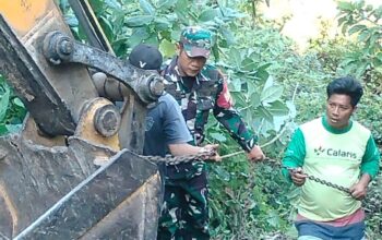 Pikap Bermuatan Tangki Air Masuk Jurang di Tongo Atas, Babinsa Sigap Bantu Evakuasi