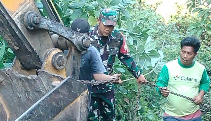 Pikap Bermuatan Tangki Air Masuk Jurang di Tongo Atas, Babinsa Sigap Bantu Evakuasi
