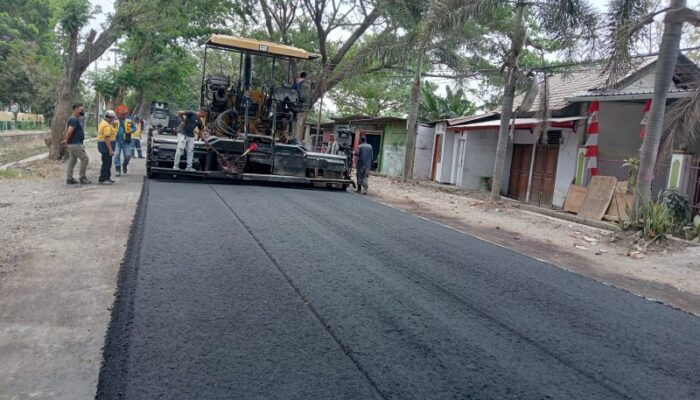 Mantap! Jalan Depan RSUD Sering Mulai Diaspal Hotmix