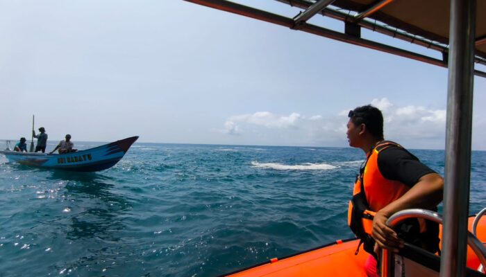 Tim SAR Gabungan Cari Pemancing yang Jatuh dari Tebing Pantai Lancing