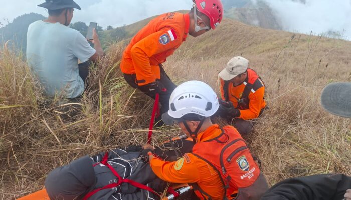 Tim SAR Evakuasi Pendaki Remaja yang Cedera di Bukit Pergasingan Sembalun